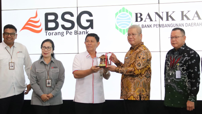 Sekda Kalbar, Harisson bersama Direktur Utama Bank Kalbar, Rokidi saat diterima oleh Komisaris Utama Bank SulutGo, Ramoy M. Luntungan dalam kunjungan kerja di Manado, Selasa (19/8/2025).