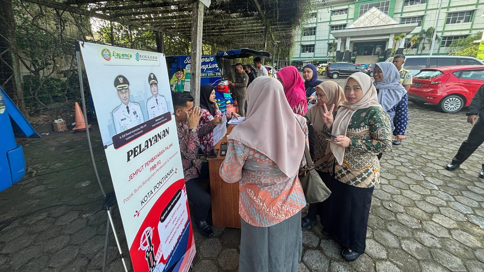 ASN Pemkot Pontianak memanfaatkan layanan jemput pajak di halaman Kantor Wali Kota.