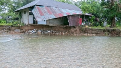 Luapan Sungai Waiyare membanjiri pemukiman warga di Desa Suli, Kabupaten maluku Tengah, Provinsi Maluku, pada hari Senin (4/8), pukul 05.00 WIT. Sumber Foto : BPBD Kabupaten Maluku Tengah
