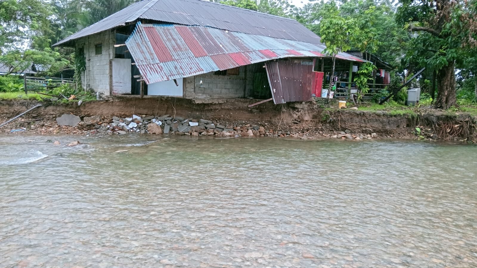 Luapan Sungai Waiyare membanjiri pemukiman warga di Desa Suli, Kabupaten maluku Tengah, Provinsi Maluku, pada hari Senin (4/8), pukul 05.00 WIT. Sumber Foto : BPBD Kabupaten Maluku Tengah