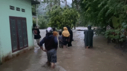 Luapan air Sungai Lewaja yang menggenangi rumah warga di Kelurahan Lewaja, Kecamatan Enrekang, Kabupaten Enrekang, Provinsi Sulawesi Selatan pada Minggu (10/8) pukul 16.30 WITA Sumber Video : BPBD Kabupaten Enrekang