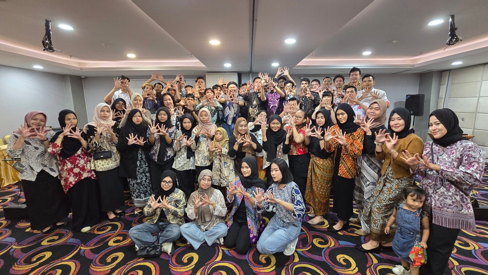 Tim Mercure & ibis Pontianak City Center berfoto bersama peserta dari West Borneo Deaf Community setelah suksesnya acara pelatihan table manner sebagai bagian dari program CSR.