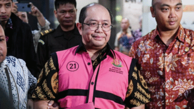 Mantan Direktur Jenderal Anggaran Kementerian Keuangan, Isa Rachmatarwata seusai menjalani sidang perdana kasus dugaan korupsi PT Asuransi Jiwasraya di Pengadilan Tipikor, Jakarta, Selasa (26/8/2025).