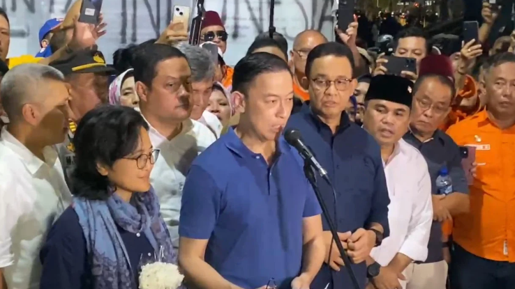 Mantan Menteri Perdagangan, Thomas Trikasih Lembong (Tom Lembong), saat memberikan keterangan kepada awak media. Usai menerima abolisi