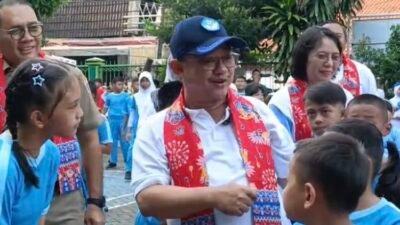 Menteri Pendidikan Dasar dan Menengah (Mendikdasmen) Abdul Mu'ti saat berdialog dengan siswa-siswi di SDN Cideng 02, Jakarta Pusat, Senin (4/8/2025), di sela-sela acara Cek Kesehatan Gratis.