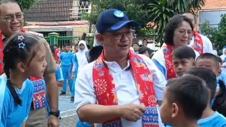 Menteri Pendidikan Dasar dan Menengah (Mendikdasmen) Abdul Mu'ti saat berdialog dengan siswa-siswi di SDN Cideng 02, Jakarta Pusat, Senin (4/8/2025), di sela-sela acara Cek Kesehatan Gratis.