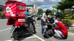 Petugas teknisi Astra Motor Kalbar sedang memberikan layanan darurat kepada pengendara motor Honda melalui program Honda Customer Assistance Road Emergency (CARE).