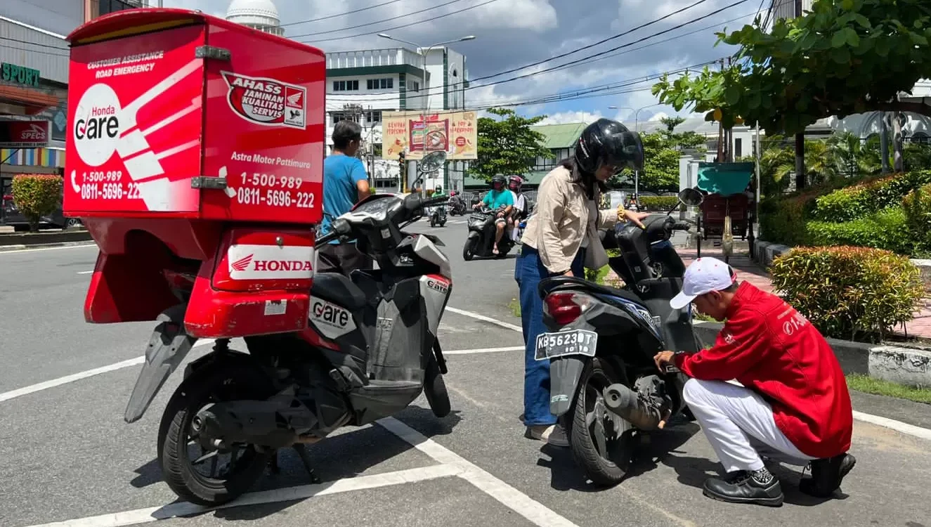 Petugas teknisi Astra Motor Kalbar sedang memberikan layanan darurat kepada pengendara motor Honda melalui program Honda Customer Assistance Road Emergency (CARE).
