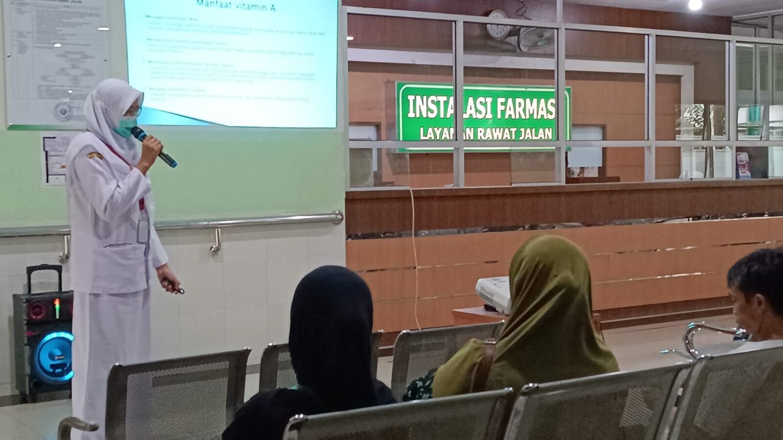 Nutrisionis RSUD SSMA Kota Pontianak, Fitri Eka Nurhasanah, S.Tr.Gz, saat memberikan edukasi kepada pengunjung rumah sakit mengenai pentingnya asupan vitamin A bagi tumbuh kembang balita, Kamis (28/8/2025).