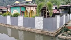 Kondisi pagar Masjid Hidayatul Muttaqin di Jembatan 15, Desa Pemangkat Kota, yang pembangunannya belum rampung meski dana hibah Rp150 juta telah cair sepenuhnya.
