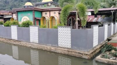 Kondisi pagar Masjid Hidayatul Muttaqin di Jembatan 15, Desa Pemangkat Kota, yang pembangunannya belum rampung meski dana hibah Rp150 juta telah cair sepenuhnya.