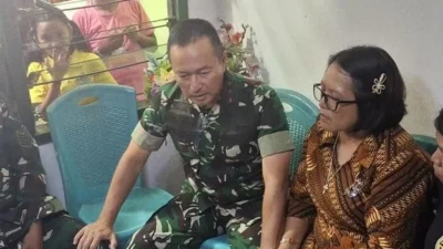 Pangdam IX/Udayana Mayjen TNI Piek Budyakto (tengah) saat bersama orang tua Prada Lucky di rumah duka, Senin (11/8/2025).