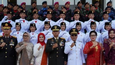 Sesi foto bersama Pangdam XII/Tanjungpura, Mayjen TNI Jamallulael, dengan para putra-putri anggota Paskibraka 2025, di Makodam XII/Tpr, Senin (18/8/2025).
