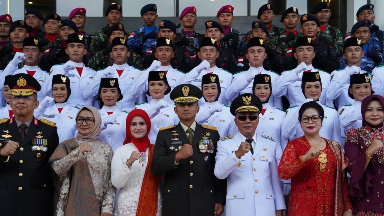 Sesi foto bersama Pangdam XII/Tanjungpura, Mayjen TNI Jamallulael, dengan para putra-putri anggota Paskibraka 2025, di Makodam XII/Tpr, Senin (18/8/2025).