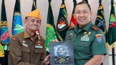 Pangdam XII/Tanjungpura, Mayjen TNI Jamallulael, berfoto bersama Waketum II DPP LVRI, Marsdya TNI (Purn) Wresniwiro, usai pertemuan di Makodam XII/Tpr. Foto: HO/Faktakalbar.id