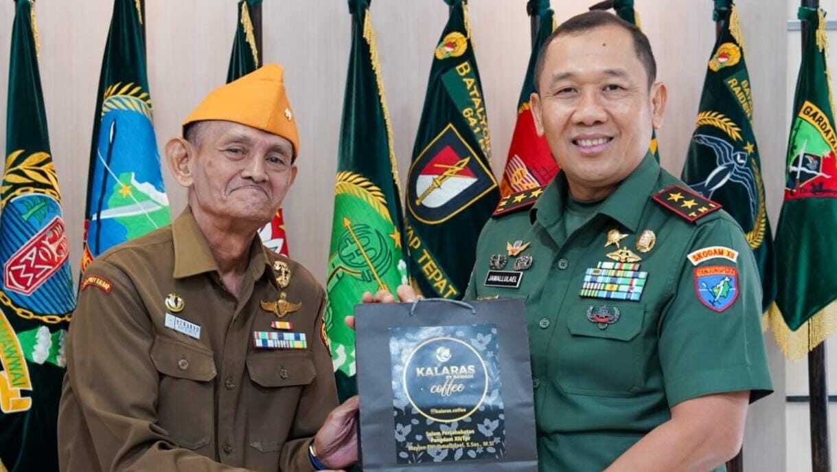 Pangdam XII/Tanjungpura, Mayjen TNI Jamallulael, berfoto bersama Waketum II DPP LVRI, Marsdya TNI (Purn) Wresniwiro, usai pertemuan di Makodam XII/Tpr. Foto: HO/Faktakalbar.id