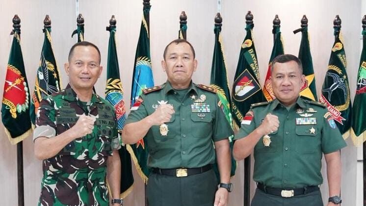 Pangdam XII/Tpr, Mayjen TNI Jamallulael (kiri) berjabat tangan dengan Koorlap Satgas Swasembada Pangan Regional Kalimantan, Brigjen TNI Putra Widiastawa (kanan) di Makodam XII/Tpr, Rabu (27/8/2025).