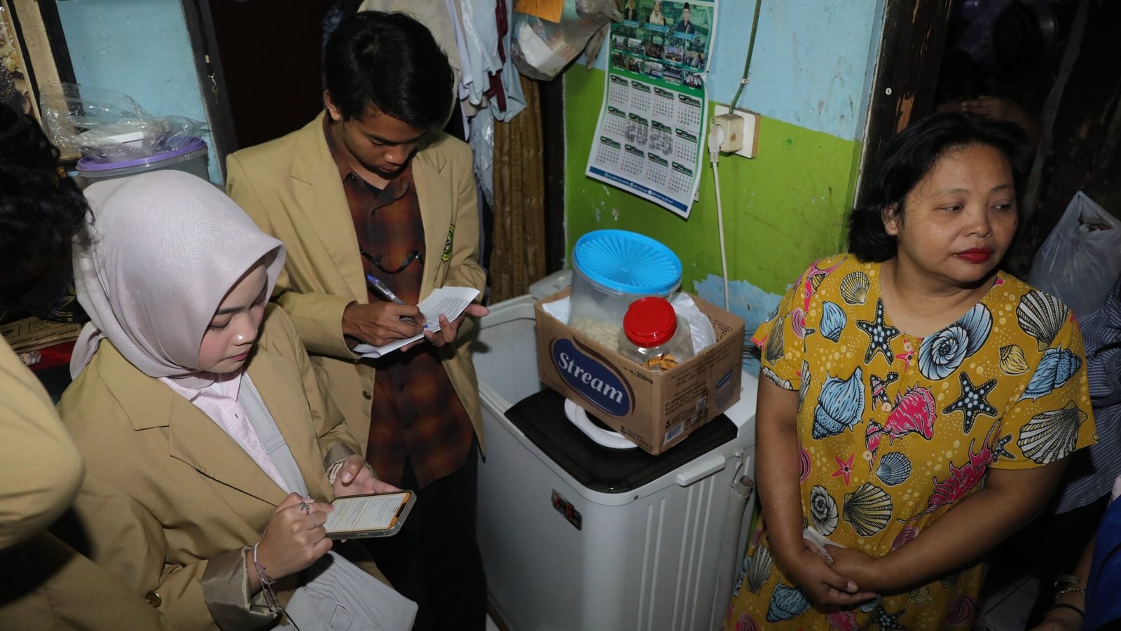 Para perserta yang terdiri dari mahasiswa Teknik Sipil Universitas Katholik Parahyangan mendapatkan kesempatan praktik lapangan dalam rangka memahami cara menerapkan instrumen penilaian kerentanan bangunan di Desa Babakan Sembung, Kecamatan Coblong, Kota Bandung, Jawa Barat, Sabtu (9/8).