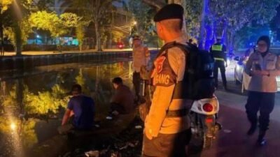 Tim patroli gabungan Polresta Pontianak saat memberikan imbauan humanis kepada sekelompok remaja di Jalan Puskesmas Pal 3, Rabu (7/8/2025) dini hari, demi menjaga ketertiban umum.