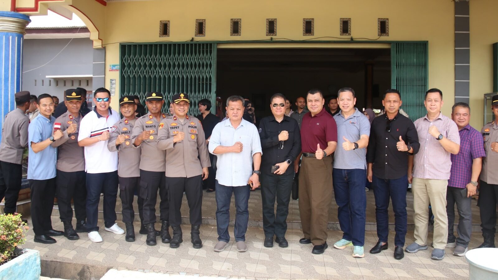 Wakapolres Sanggau, Kompol Yafet Efraim Patabang, saat menyambut kedatangan rombongan Kepolisian Diraja Malaysia (PDRM) Kontinjen Serawak di Sanggau dalam rangka penguatan kerja sama keamanan di wilayah perbatasan.