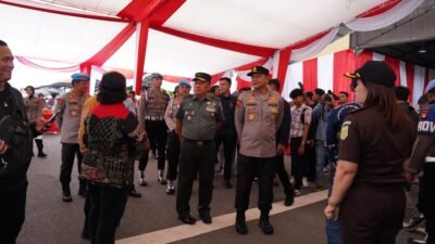 Kapoksahli Pangdam XII/Tpr, Brigjen TNI Nursamsyudin, bersama perwakilan Forkopimda Kalbar saat meninjau pelaksanaan Gerakan Pangan Murah di Lapangan Jananuraga, Mapolda Kalbar, Kamis (14/8/2025).