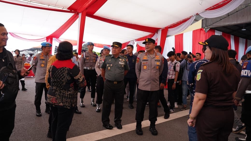 Kapoksahli Pangdam XII/Tpr, Brigjen TNI Nursamsyudin, bersama perwakilan Forkopimda Kalbar saat meninjau pelaksanaan Gerakan Pangan Murah di Lapangan Jananuraga, Mapolda Kalbar, Kamis (14/8/2025).