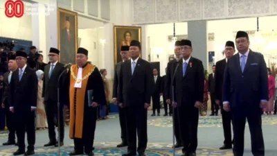 Prosesi pengambilan sumpah jabatan Irjen Suyudi Ario Seto (kiri) sebagai Kepala BNN di Istana Negara, Jakarta, Senin (25/8/2025). Sumber: Youtube Sekretariat Presiden