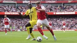 Pemain Arsenal Gyokeres berebut bola dengan pemain Villarreal dalam laga uji coba pramusim di Stadion Emirates, London.
