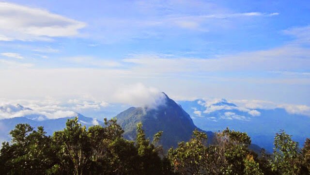 Gunung Bawang di Kabupaten Bengkayang. Gunung ini menjadi sorotan setelah insiden sambaran petir yang menewaskan seorang pendaki pada Sabtu (2/8/2025). (Dok. amazingborneo.id)