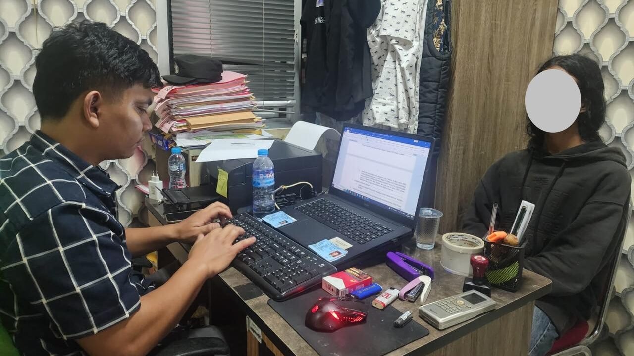 Seorang pendemo yang diamankan didata oleh petugas di Mapolresta Pontianak sebelum akhirnya dipulangkan.