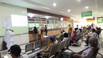 Perawat Dewi Ismirna Hasanah saat memberikan edukasi mengenai penanganan diare pada anak kepada pengunjung di RSUD Sultan Syarif Mohamad Alkadrie (SSMA) Kota Pontianak, Kamis (31/7/2025).