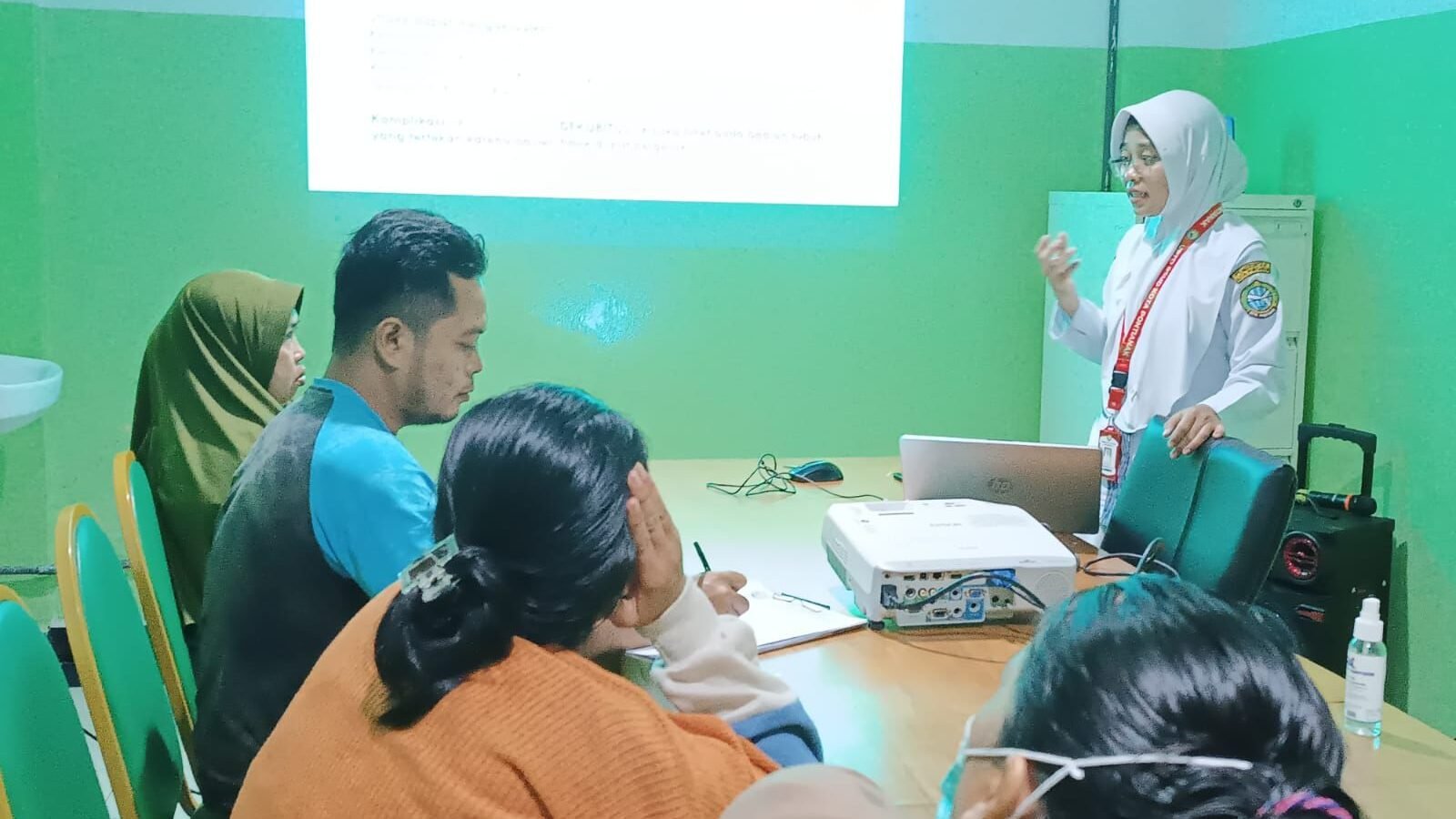 Perawat dari RSUD SSMA, Ns. Dian Ukhtiani, menyampaikan materi terkait Pentingnya Alih Baring pada Pasien Stroke. Foto: HO/Faktakalbar.id