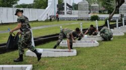 Personel Kodam XII/Tpr sedang melakukan kegiatan karya bakti membersihkan area Taman Makam Pahlawan (TMP) Dharma Patria Jaya di Kubu Raya dalam rangka menyambut HUT ke-80 Kemerdekaan RI, Kamis (14/8/2025).