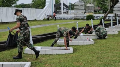Personel Kodam XII/Tpr sedang melakukan kegiatan karya bakti membersihkan area Taman Makam Pahlawan (TMP) Dharma Patria Jaya di Kubu Raya dalam rangka menyambut HUT ke-80 Kemerdekaan RI, Kamis (14/8/2025).