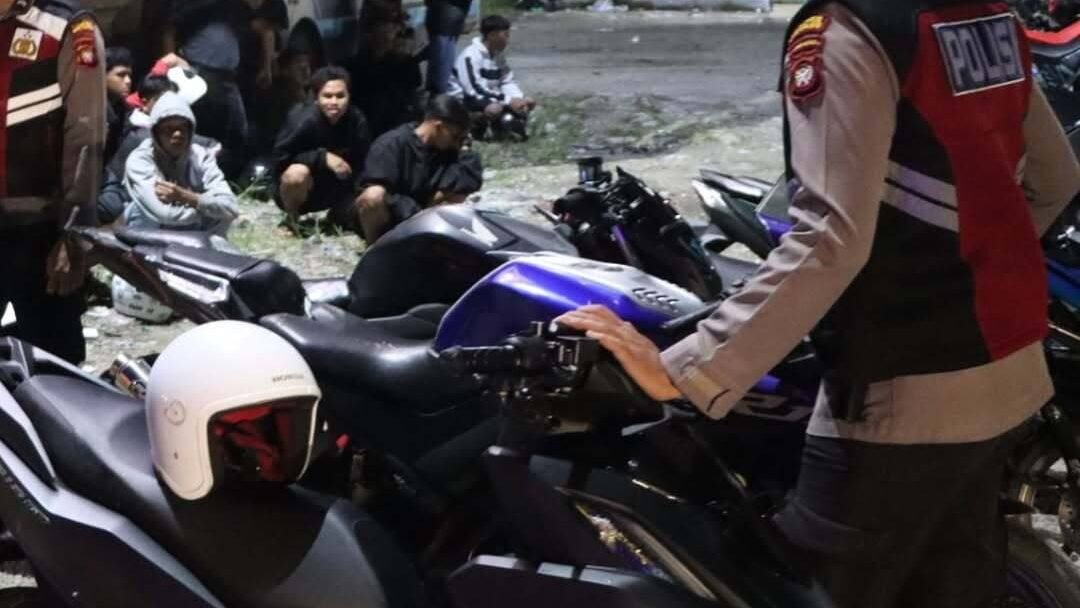 Sejumlah sepeda motor hasil modifikasi yang tidak sesuai standar diamankan oleh personel gabungan Polres Sintang dalam operasi penertiban balap liar, Minggu (3/8/2025) dini hari.