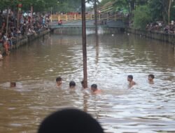 Semarak Kemerdekaan, Laskar Pemuda Melayu Kalbar Gelar Lomba Panjat Pinang HUT ke-80 RI