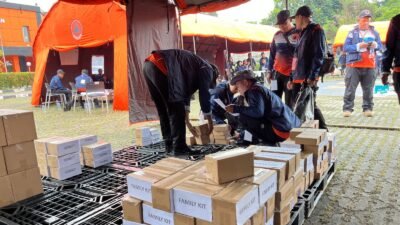 Pelaksanaan simulasi pergudangan darurat untuk menguji kesiapan peserta dalam mengelola logistik saat bencana, mulai dari penerimaan bantuan, pencatatan inventaris, hingga distribusi ke wilayah terdampak. Lapangan Kantor BPBD Banten, Rabu (6/8).