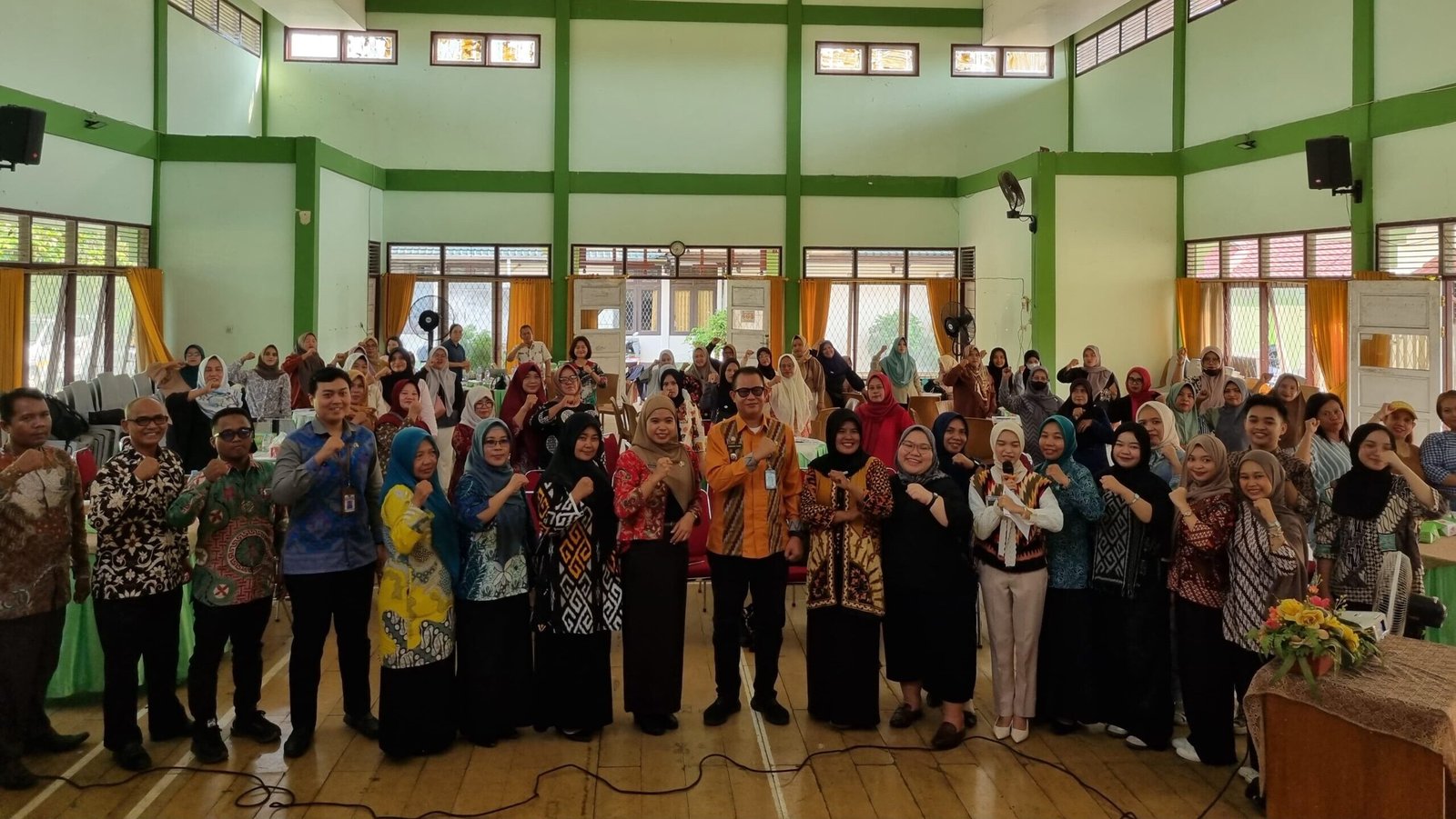 Peserta perempuan mengikuti pelatihan literasi keuangan. Foto: HO/Faktakalbar.id