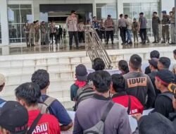 Lahan Disegel, Ratusan Petani Sawit Melawi Geruduk Kantor Bupati