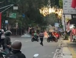 Mako Brimob Kelapa Dua Memanas Sabtu Pagi, Polisi Bubarkan Massa dengan Gas Air Mata