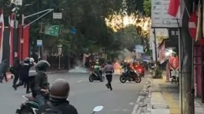 Suasana bentrokan antara massa aksi dan petugas kepolisian di dekat Mako Brimob, Kelapa Dua, Depok, Sabtu (30/8/2025).