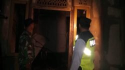 Petugas melihat Kondisi kebakaran dua unit rumah di Dusun Perintis, Desa Balai Sebut, Sanggau, Senin (11/8/2025).