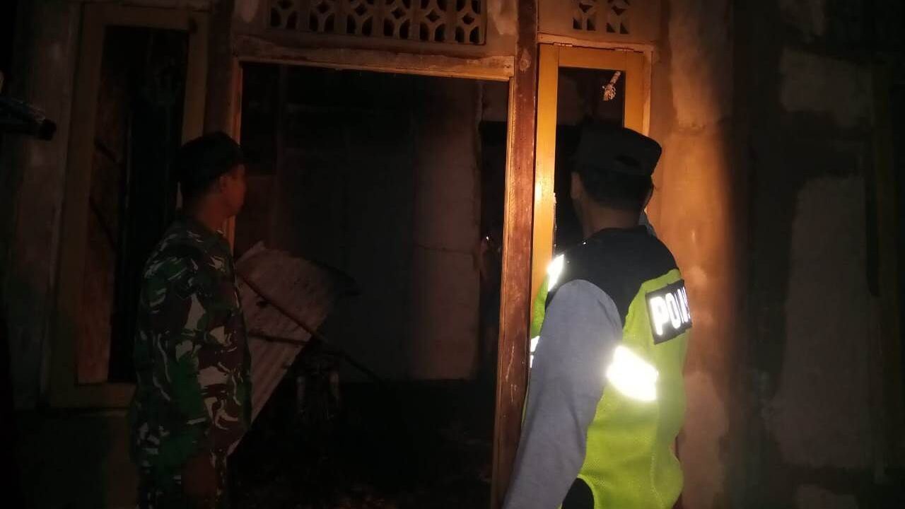 Petugas melihat Kondisi kebakaran dua unit rumah di Dusun Perintis, Desa Balai Sebut, Sanggau, Senin (11/8/2025).