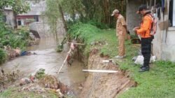 Petugas meninjau dan mendata dampak longsor yang terjadi di Kecamatan Bojonggede, Kabupaten Bogor, Senin (11/8).