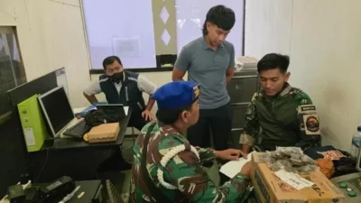 Petugas gabungan menunjukkan barang bukti ganja yang berhasil diamankan dari sebuah paket di terminal kargo Bandara Sentani, Senin (19/8/2025). (Dok. Kopasgat)