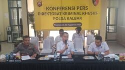 Dirreskrimsus Polda Kalbar Kombes Pol Burhanudin (tengah) didampingi jajaran saat konferensi pers terkait penindakan PETI dan BBM ilegal di Mapolda Kalbar, Rabu (6/8/2025).