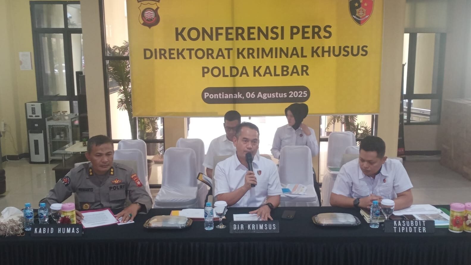Dirreskrimsus Polda Kalbar Kombes Pol Burhanudin (tengah) didampingi jajaran saat konferensi pers terkait penindakan PETI dan BBM ilegal di Mapolda Kalbar, Rabu (6/8/2025).