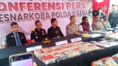 "Polda Kalbar ungkap kasus narkoba jaringan internasional dengan 20 tersangka. Total barang bukti 86,1 kg sabu dan 54.801 butir ekstasi disita. (Dok. DHn/Faktakalbar.id)"
