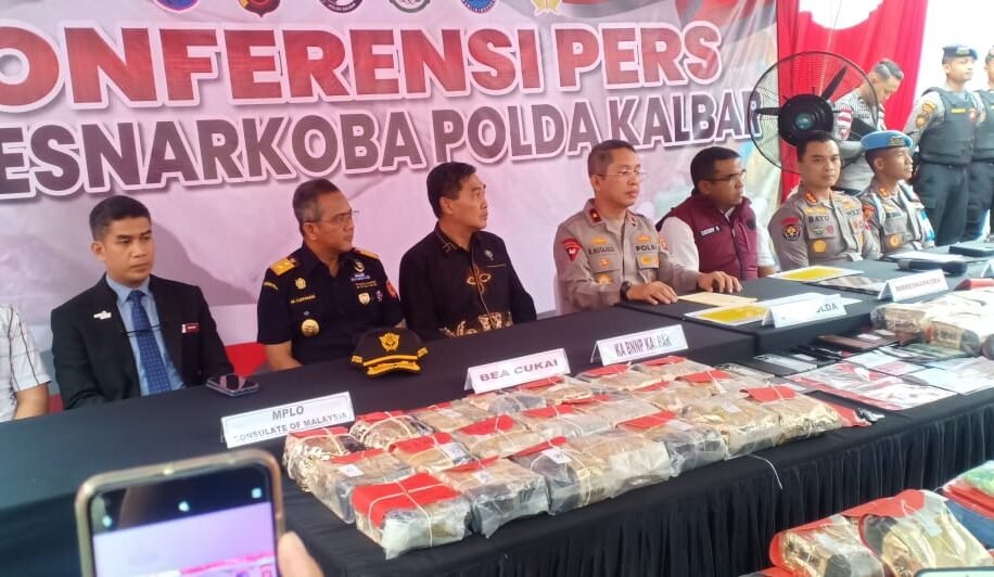 "Polda Kalbar ungkap kasus narkoba jaringan internasional dengan 20 tersangka. Total barang bukti 86,1 kg sabu dan 54.801 butir ekstasi disita. (Dok. DHn/Faktakalbar.id)"