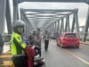 Cegah Kecelakaan, Polisi Bersihkan Tumpahan Solar di Jembatan Landak Pontianak